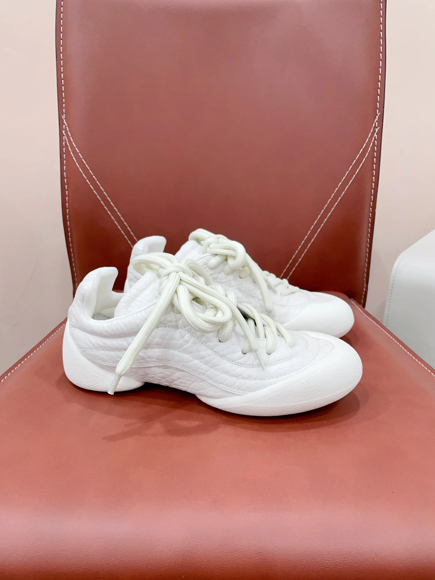👟👟Ex-factory price 620👟👟 *✅MCQUEEN/Alexander McQueen 24/The latest Flexion series of autumn and winter retro casual sneakers. Original purchase, development and production. This Flexion Off white tone grain leather low-top sneaker uses laces of different sizes and is matched with a lightweight segmented sole inspired by anatomy. The reverse skull pattern is embossed on the heel. Fabric: Original custom imported first-layer cowhide. Lining: Custom imported breathable mesh lining. Sole: Original molded non-slip TPU material. Sole thickness: 2CM. 𝙎𝙞𝙯𝙚: 35-40 women / 39-45 men (customized for 40 women and 45 men) 𝙋𝙧𝙞𝙘𝙚(Men’s size +10) Extremely cost-effective factory price, no negotiation